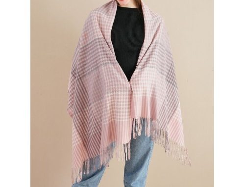 Women pink scarf checkered with tassel ends